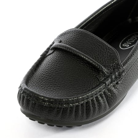 حذاء فلات طبي كاجوال مغلق بلمعة يزينه حزام جلدي رفيع وأنيق