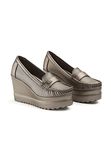 حذاء كعب عالي طبي سابو بدون لمعة مغلق من الخلف يتوسطه شريط جلدي بأطرافه قطعة معدنية وبجوانب مزخرفة هندسياً