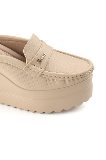 حذاء كعب عالي طبي سابو مفتوح بشريط جلدي على جوانبه قطعة معدنية بدون لمعة