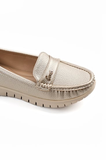 حذاء فلات طبي كاجوال مغلق بلمعة يتوسطه حزام جلدي عريض مزود بقطعة معدنيه أنيقة على أطرافه