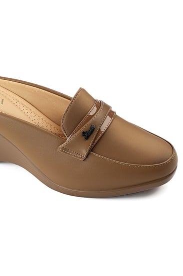 حذاء كعب متوسط طبي انيق ومريح يتوسطه شريط جلدي وقطعة معدنية على الجوانب