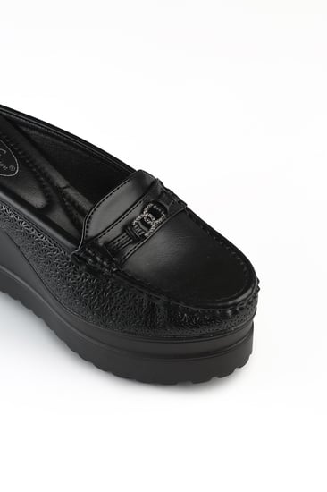 حذاء كعب عالي طبي سابو مفتوح من الخلف يتوسطه شريط جلدي وبداخله قطعة معدنية بشكل C وبجوانب مزخرفة بشكل ورد