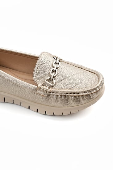 حذاء طبي كاجوال يتوسطه سلسلة معدنية أنيقة