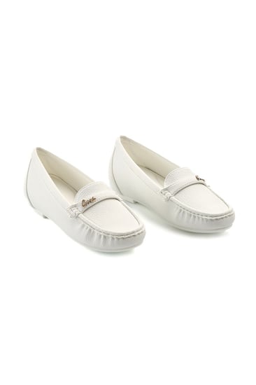 حذاء فلات طبي كاجوال مغلق يزينه شريط جلد