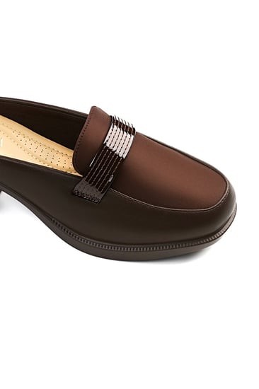 حذاء كعب متوسط طبي مفتوح من الخلف بلمعة وكعب منفصل يتوسطه شريط جلدي أنيق