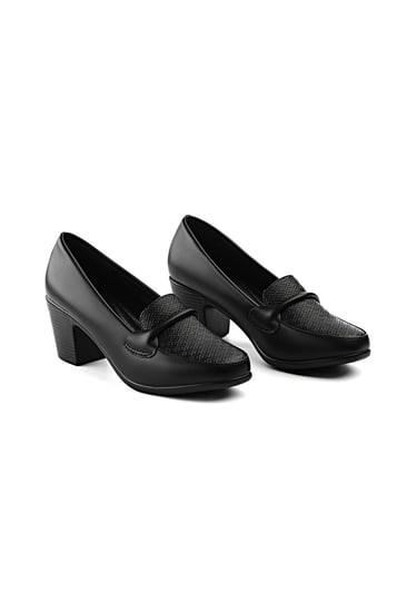 حذاء كعب متوسط طبي انيق ومريح مغلق يتوسطه شريط جلدي رفيع وكعب بلوك منفصل