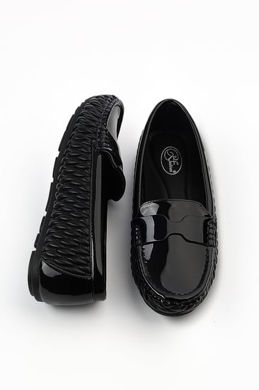 حذاء فلات طبي كاجوال مغلق بلمعة مزين بحزام بأعلى الحذاء