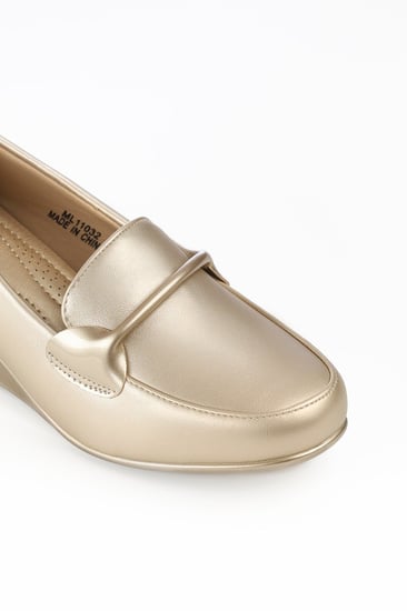 حذاء كعب متوسط طبي مغلق يتوسطه شريط جلدي رفيع بحواف عريضة