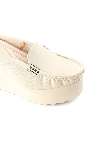 حذاء كعب عالي طبي سابو مفتوح من الخلف بقطعة معدنية على جانبي الحذاء وبجوانب مزخرفة