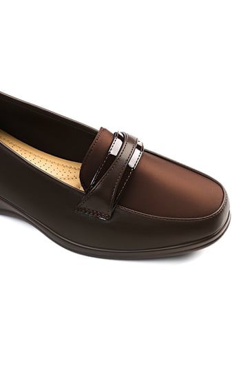 حذاء كعب متوسط طبي مغلق بشريط عريض بدون لمعة