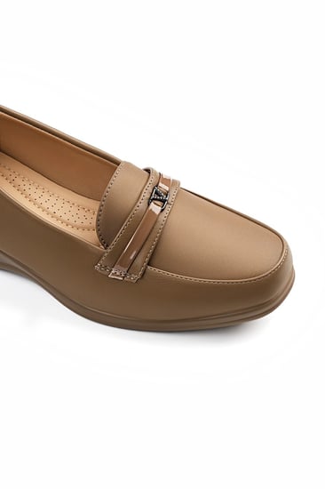 حذاء كعب متوسط طبي مغلق بشريط عريض  يتوسطه شريط جلدي بداخله قطعة معدنية أنيقة