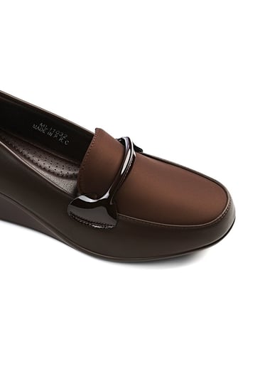 حذاء كعب متوسط طبي مغلق يتوسطه شريط جلدي رفيع بحواف عريضة