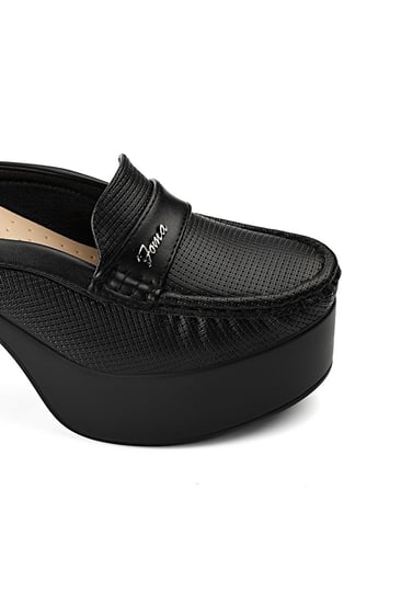 حذاء كعب عالي طبي مفتوح من الخلف مزين بشريط جلدي عريض وقطعة معدنية بتوقيع Foma