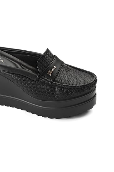 حذاء كعب عالي طبي سابو مفتوح بشريط جلدي على جوانبه قطعة معدنية بدون لمعة