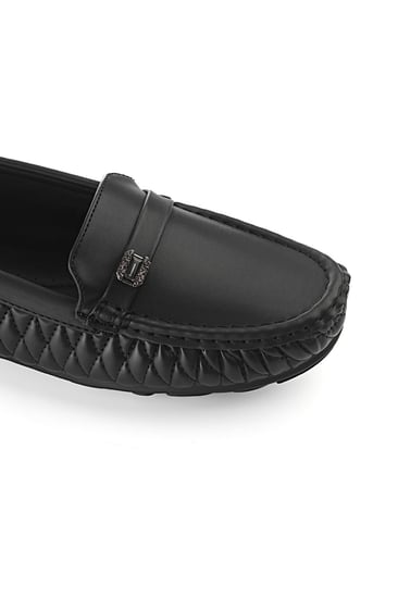 حذاء فلات طبي كاجوال مغلق مزين بشريط جلدي رفيع وقطعة ستراس ناعمة