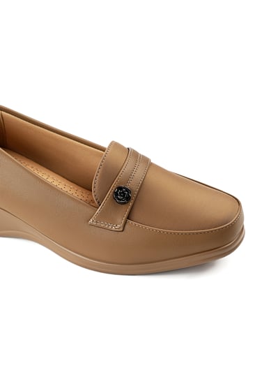 حذاء كعب متوسط طبي مغلق بدون لمعة  يتوسطه شريط جلدي أنيق و بجوانبه قطعة معدنية بشكل وردة