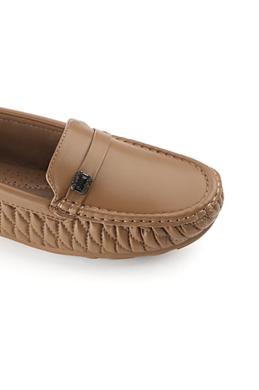 حذاء فلات طبي كاجوال مغلق مزين بشريط جلدي رفيع وقطعة ستراس ناعمة