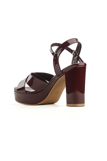 حذاء كلاسيكي سهرة مفتوح يشكل X مصنوع من طبقة جلدية لامعة وكعب كتلة عالِ وإبزيم إغلاق