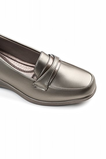 حذاء كعب متوسط طبي مغلق بشريط عريض بدون لمعة