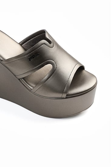 حذاء كعب ميول طبي بمقدمة عريضة أنيقة