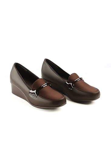 حذاء كعب متوسط طبي مغلق يتوسطه شريط جلدي رفيع بحواف عريضة