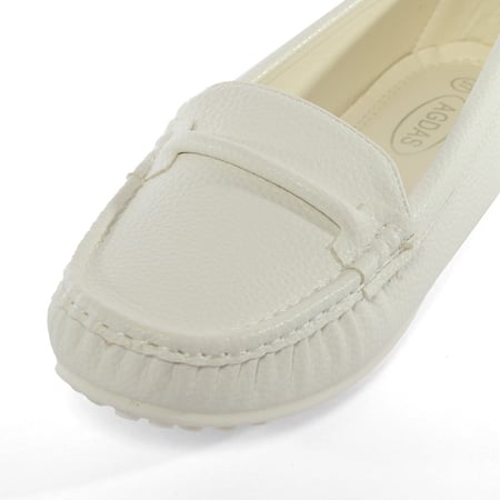 حذاء فلات طبي كاجوال مغلق بلمعة يزينه حزام جلدي رفيع وأنيق