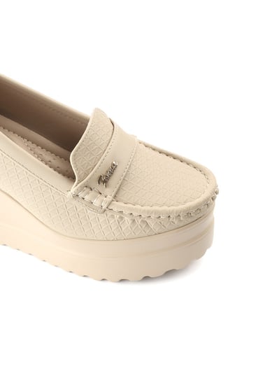 حذاء كعب عالي طبي سابو بدون لمعة مغلق من الخلف يتوسطه شريط جلدي بأطرافه قطعة معدنية وبجوانب مزخرفة هندسياً