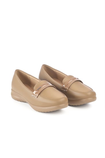 حذاء كعب متوسط طبي مغلق بدون لمعة يتوسطه شريط جلدي لامع