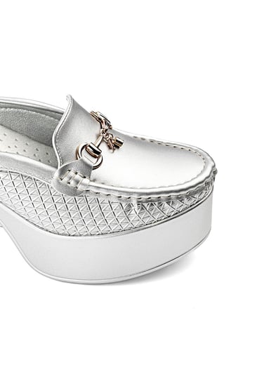 حذاء كعب عالي طبي مفتوح من الخلف مزين بقطعة معدنية