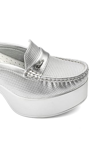 حذاء كعب عالي طبي مفتوح من الخلف مزين بشريط جلدي عريض وقطعة معدنية بتوقيع Foma