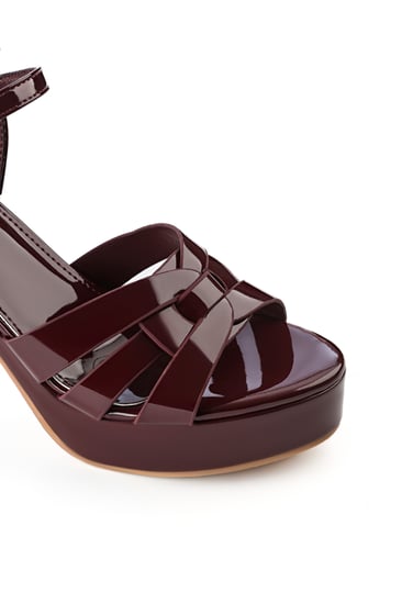 حذاء كلاسيكي سهرة أنثوي بمقدمة مفتوحة متقاطعة و كعب عالِ عريض و إبزيم إغلاق