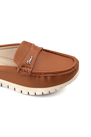 حذاء فلات كاجوال نسائي مفتوح من الخلف مزود بشريط جلدي مزين بقطعة معدنية على الجانب بتوقيع Foma