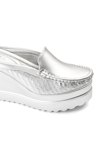 حذاء كعب عالي طبي سابو بلمعة مفتوح من الخلف مزخرف على الجوانب