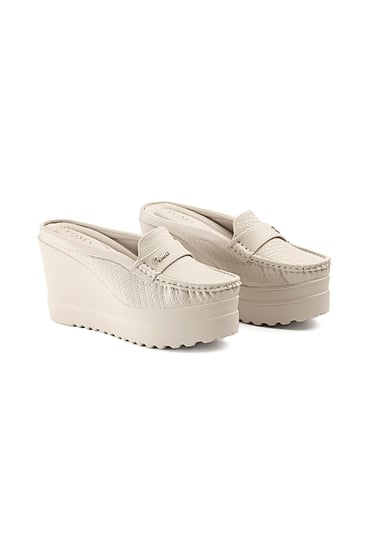 حذاء كعب عالي طبي سابو مفتوح بشريط جلدي على جوانبه قطعة معدنية بدون لمعة