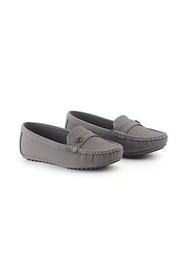 حذاء فلات طبي كاجوال مغلق مزود بشريط جلدي مزين بستراس على الطرفين