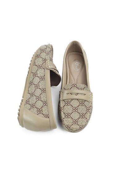 حذاء فلات طبي كاجوال مغلق مزود بقطعة جلد بأعلى الحذاء