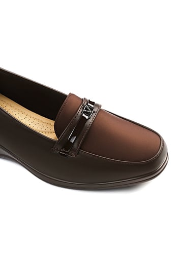 حذاء كعب متوسط طبي مغلق بشريط عريض  يتوسطه شريط جلدي بداخله قطعة معدنية أنيقة