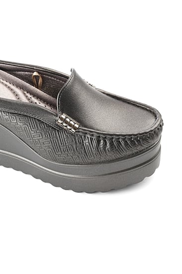 حذاء كعب عالي طبي سابو مفتوح من الخلف بقطعة معدنية على جانبي الحذاء وبجوانب مزخرفة