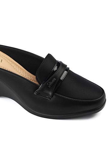 حذاء كعب متوسط طبي انيق ومريح يتوسطه شريط جلدي وقطعة معدنية على الجوانب