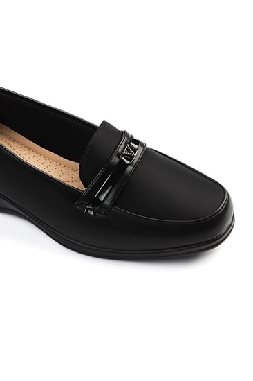 حذاء كعب متوسط طبي مغلق بشريط عريض  يتوسطه شريط جلدي بداخله قطعة معدنية أنيقة