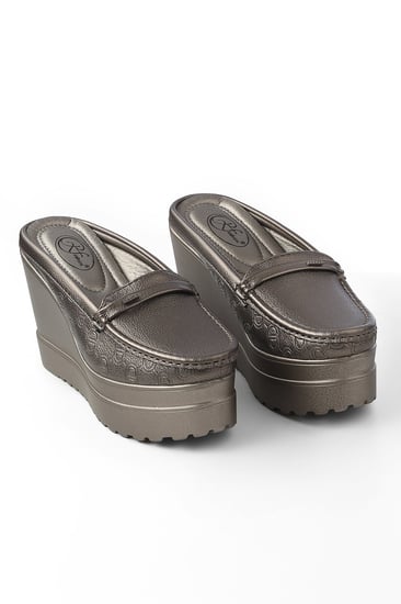 حذاء كعب عالي طبي سابو مفتوح من الخلف يتوسطه شريط جلدي رفيع و بجوانبه قطعة معدنية