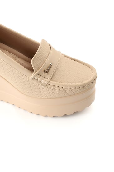 حذاء كعب عالي طبي سابو بدون لمعة مغلق من الخلف يتوسطه شريط جلدي بأطرافه قطعة معدنية وبجوانب مزخرفة هندسياً