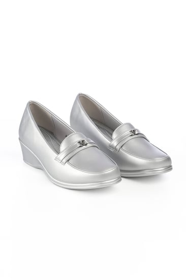 حذاء كعب متوسط طبي مغلق بشريط عريض  يتوسطه شريط جلدي بداخله قطعة معدنية أنيقة