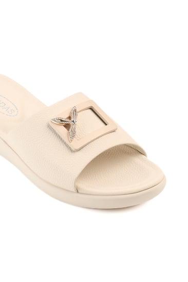 حذاء صيفي طبي أنيق فلات بدون لمعة مزين بقطعة جلد وأحجار على الأطراف