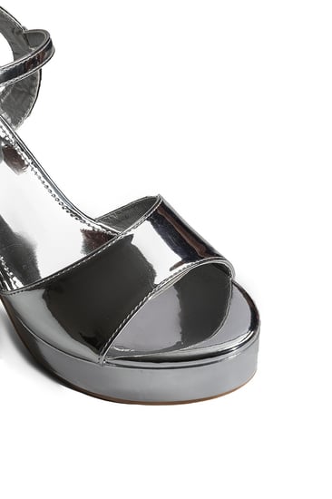 حذاء كلاسيكي سهرة بكعب عالِ ومقدمة رفيعة مفتوح من الأمام و بإبزيم إغلاق