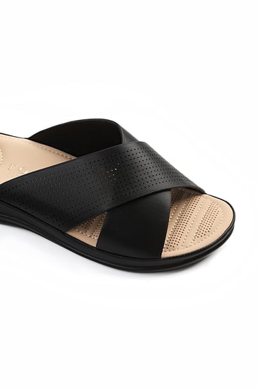 حذاء طبي مفتوح بشرائط متقاطعة مفرغة بشكل X