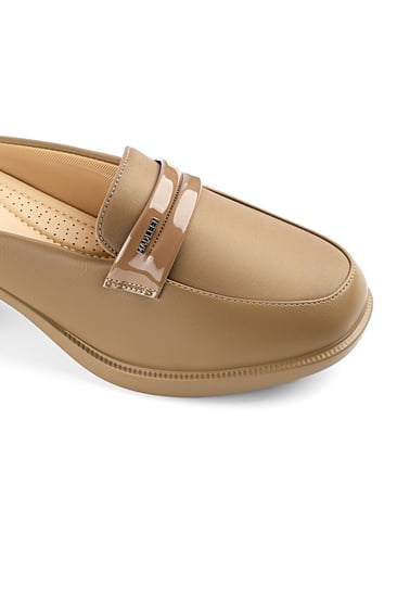 حذاء كعب متوسط طبي مفتوح من الخلف بكعب منفصل وبدون لمعة يتوسطه شريط جلدي بلمعة وقطعة معدنية على الجوانب (MADLEEN)