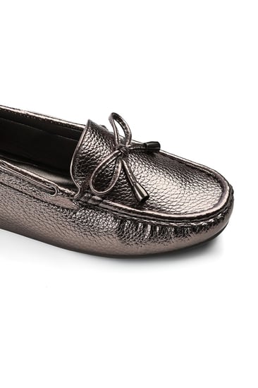 حذاء فلات طبي كاجوال مغلق بلمعة تزينه فيونكة