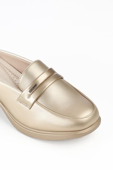 حذاء كعب متوسط طبي مفتوح من الخلف بكعب منفصل وبدون لمعة يتوسطه شريط جلدي بلمعة وقطعة معدنية على الجوانب (MADLEEN)