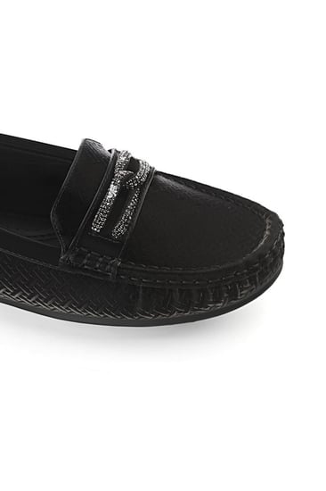 حذاء فلات طبي مغلق بشريط جلدي وقطعة ستراس